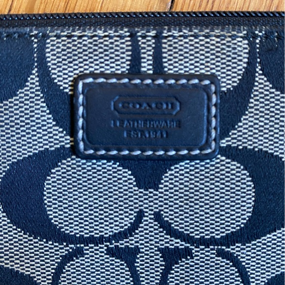 (1492) COACH Black & Grey Wristlet Silver Hardware with Signature Coach Keychain - Picture 4 of 7